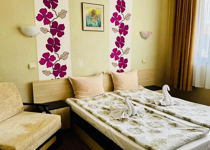 Хотел еос 2*